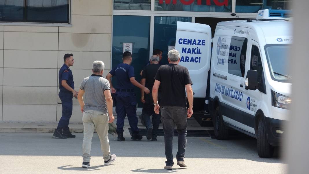 Oğlunu cenaze aracına koydu, dizlerinin üzerine çöküp feryat etti: Ciğerimi yaktın 3